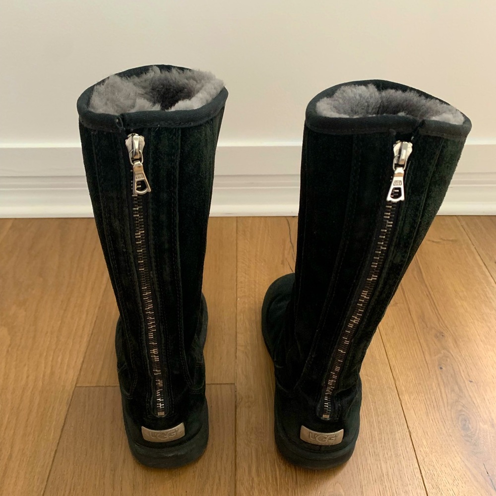 Women’s UGG boots with zipper up the back. Size 9 💕